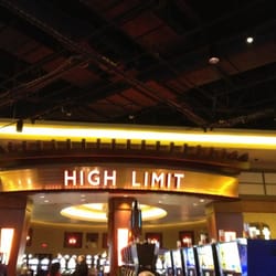 closest hotel to twin river casino